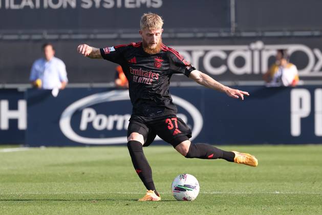2024 08 11 xJFAx 1 ª jornada da Liga Portugal Betclic, Futebol Clube de Famalicao Sport Lisboa e Benfica v l , Jan Niklas Beste S L Benfica on the ball, cropped image, single image, full body, action, action, game scene Copyright: JoaquimxFerreira