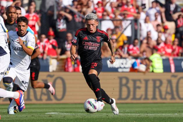 2024 08 11 xJFAx 1 ª jornada da Liga Portugal Betclic, Futebol Clube de Famalicao Sport Lisboa e Benfica v l , Gianluca Prestianni S L Benfica , on the ball, cropped image, single image, full body, action, action, game scene Copyright: JoaquimxFerreira