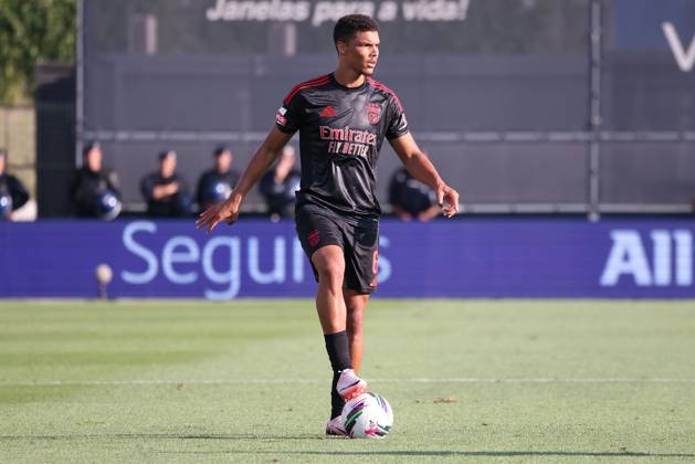 2024 08 11 xJFAx 1 ª jornada da Liga Portugal Betclic, Futebol Clube de Famalicao Sport Lisboa e Benfica v l , Alexander Bah S L Benfica , on the ball, cropped image, single image, full body, action, action, game scene Copyright: JoaquimxFerreira