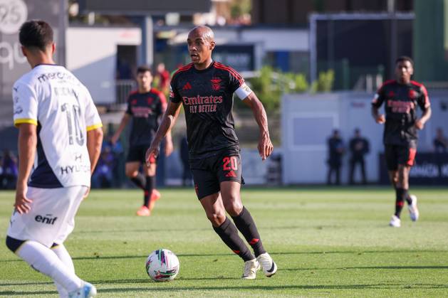 2024 08 11 xJFAx 1 ª jornada da Liga Portugal Betclic, Futebol Clube de Famalicao Sport Lisboa e Benfica v l , Joao Mario S L Benfica , on the ball, cropped image, single image, full body, action, action, game scene Copyright: JoaquimxFerreira