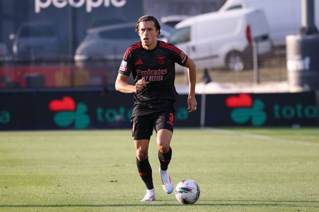 2024 08 11 xJFAx 1 ª jornada da Liga Portugal Betclic, Futebol Clube de Famalicao Sport Lisboa e Benfica v l , Alvaro Fernandez Carreras S L Benfica , on the ball, cropped, single image, full body, action, action, game scene Copyright: JoaquimxFerreira