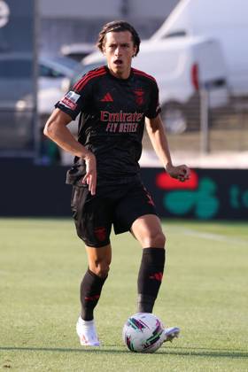 2024 08 11 xJFAx 1 ª jornada da Liga Portugal Betclic, Futebol Clube de Famalicao Sport Lisboa e Benfica v l , Alvaro Fernandez Carreras S L Benfica , on the ball, cropped, single image, full body, action, action, game scene Copyright: JoaquimxFerreira