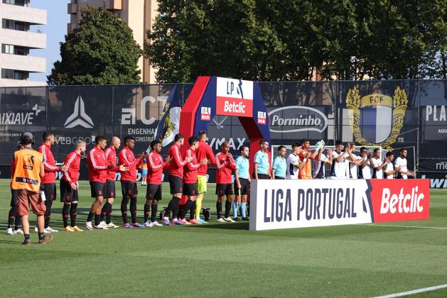 2024 08 11 xJFAx 1 ª jornada da Liga Portugal Betclic, Futebol Clube de Famalicao Sport Lisboa e Benfica v l , the teams greet the spectators Copyright: JoaquimxFerreira