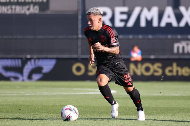 2024 08 11 xJFAx 1 ª jornada da Liga Portugal Betclic, Futebol Clube de Famalicao Sport Lisboa e Benfica v l , Gianluca Prestianni S L Benfica on the ball, cropped image, single image, full body, action, action, game scene Copyright: JoaquimxFerreira