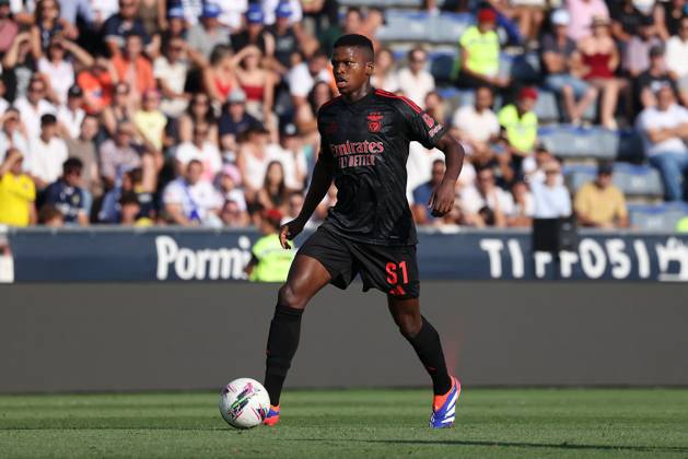 2024 08 11 xJFAx 1 ª jornada da Liga Portugal Betclic, Futebol Clube de Famalicao Sport Lisboa e Benfica v l , Florentino Dias S L Benfica on the ball, cropped image, single image, full body, action, action, game scene Copyright: JoaquimxFerreira