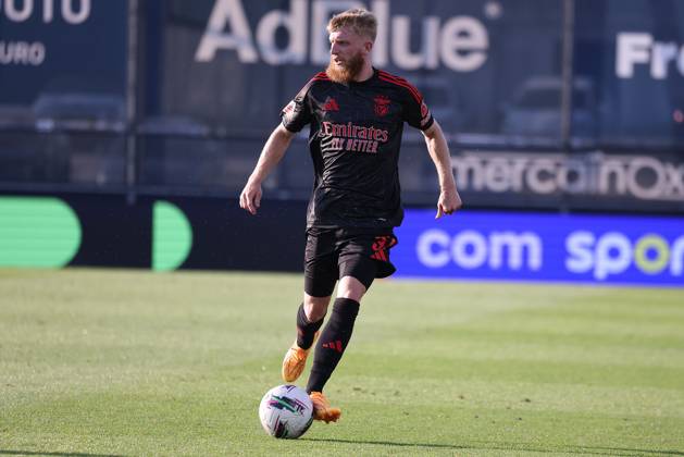 2024 08 11 xJFAx 1 ª jornada da Liga Portugal Betclic, Futebol Clube de Famalicao Sport Lisboa e Benfica v l , Jan Niklas Beste S L Benfica , on the ball, cropped image, single image, full body, action, action, game scene Copyright: JoaquimxFerreira