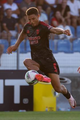 2024 08 11 xJFAx 1 ª jornada da Liga Portugal Betclic, Futebol Clube de Famalicao Sport Lisboa e Benfica v l , Alexander Bah S L Benfica , on the ball, cropped image, single image, full body, action, action, game scene Copyright: JoaquimxFerreira