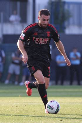2024 08 11 xJFAx 1 ª jornada da Liga Portugal Betclic, Futebol Clube de Famalicao Sport Lisboa e Benfica v l , Orkun Kokcu S L Benfica , on the ball, cropped image, single image, full body, action, action, game scene Copyright: JoaquimxFerreira