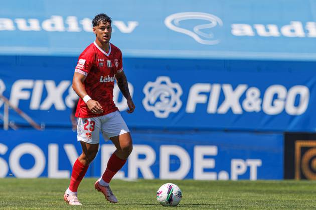 GD Estoril Praia Vs CD Santa Clara in Estoril, Portugal - 11 Aug 2024 Sidney Lima (CD Santa Clara) in action during the Liga Portugal game between teams of GD Estoril Praia and CD Santa Clara at Estadio Antonio Coimbra da Mota. GD Estoril Praia vs CD Santa Clara. GD Estoril Praia defeated by CD Santa Clara 1-1 Estoril Portugal Copyright: xMaciejxRogowskix xSOPAxImagesx MROGOWSKI_estorilsantaclara202425-11