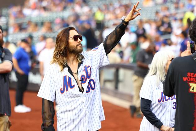 MLB, Baseball Herren, USA Miami Marlins Vs New York Mets Actor Jared Leto is acknowledging the crowd before throwing out the ceremonial first pitch before the baseball game between the Miami Marlins and New York Mets at Citi Field in Corona, N.Y., on August 16, 2024. New York City N.Y. United States  Copyright: xGordonxDonovanx originalFilename:donovan-miamimar240816_npUqk.jpg