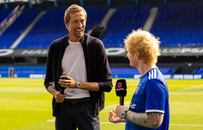 Football - FA Premier League - Ipswich Town FC v Liverpool FC IPSWICH, ENGLAND - Saturday, August 17, 2024: Liverpool player Peter Crouch (L) and singer-songwriter Ed Sheeran during the FA Premier League match between Ipswich Town FC and Liverpool FC at Portman Road. (Photo by David Rawcliffe Propaganda) IPSWICH Portman Road SUFFOLK ENGLAND  Copyright: xDavidxRawcliffex P2024-08-17-Ipswich_Liverpool-5