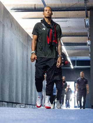 Football - FA Premier League - Ipswich Town FC v Liverpool FC IPSWICH, ENGLAND - Saturday, August 17, 2024: Liverpool s captain Virgil van Dijk arrives before the FA Premier League match between Ipswich Town FC and Liverpool FC at Portman Road. (Photo by David Rawcliffe Propaganda) IPSWICH Portman Road SUFFOLK ENGLAND  Copyright: xDavidxRawcliffex P2024-08-17-Ipswich_Liverpool-12