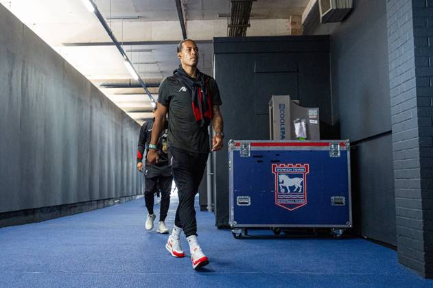 Football - FA Premier League - Ipswich Town FC v Liverpool FC IPSWICH, ENGLAND - Saturday, August 17, 2024: Liverpool s captain Virgil van Dijk arrives before the FA Premier League match between Ipswich Town FC and Liverpool FC at Portman Road. (Photo by David Rawcliffe Propaganda) IPSWICH Portman Road SUFFOLK ENGLAND  Copyright: xDavidxRawcliffex P2024-08-17-Ipswich_Liverpool-13