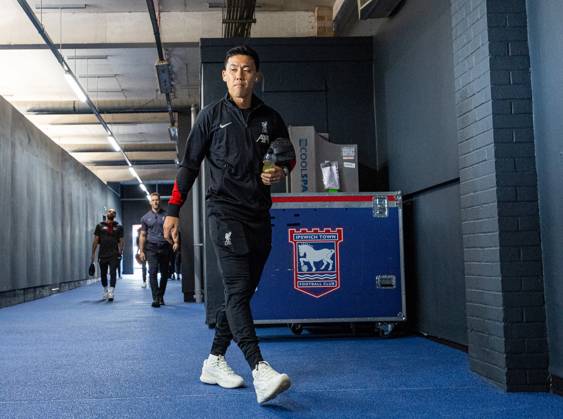 Football - FA Premier League - Ipswich Town FC v Liverpool FC IPSWICH, ENGLAND - Saturday, August 17, 2024: Liverpool s Wataru EndÅ arrives before the FA Premier League match between Ipswich Town FC and Liverpool FC at Portman Road. (Photo by David Rawcliffe Propaganda) IPSWICH Portman Road SUFFOLK ENGLAND  Copyright: xDavidxRawcliffex P2024-08-17-Ipswich_Liverpool-14