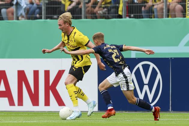 Julian Brandt Borussia Dortmund and Corvin Bock 1 FC Phoenix Luebeck battle for the ball, DFB Pokal First Round, 1 FC Phoenix Luebeck vs Borussia Dortmund, Volksparkstadion, August 17, 2024 in Hamburg, Germany Photo by Marco Steinbrenner DeFodi Images Julian Brandt Borussia Dortmund and Corvin Bock 1 FC Phoenix Luebeck battle for the ball, DFB Pokal First Round, 1 FC Phoenix Luebeck vs Borussia Dortmund, Volksparkstadion, August 17, 2024 in Hamburg, Germany Photo by Marco Steinbrenner DeFodi Images DFB DFL REGULATIONS PROHIBIT ANY USE OF PHOTOGRAPHS AS IMAGE SEQUENCES AND OR QUASI VIDEO Defodi 700 luebeck bvb 20240817 041 Defodi-700 DFB DFL REGULATIONS PROHIBIT ANY USE OF PHOTOGRAPHS AS IMAGE SEQUENCES AND OR QUASI-VIDEO.