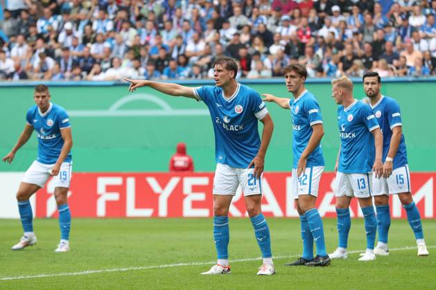 18 08 2024, xtgx, Fußball DFB Pokal 1 Runde, FC Hansa Rostock Hertha BSC Berlin emspor, v l Alexander Rossipal Rostock, 21 gibt Anweisungen, gestikuliert mit den Armen, gesticulate, gives instructions DFL DFB REGULATIONS PROHIBIT ANY USE OF PHOTOGRAPHS as IMAGE SEQUENCES and or QUASI VIDEO Rostock