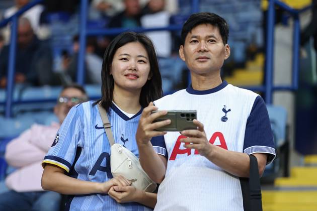 Premier League Leicester City v Tottenham Hotspur Tottenham fans all smiles ahead of the Premier League match Leicester City vs Tottenham Hotspur at King Power Stadium, Leicester, United Kingdom, 19th August 2024 (Photo by Mark Cosgrove News Images) Leicester King Power Stadium Leicestershire United Kingdom Copyright: xMarkxCosgrove NewsxImagesx