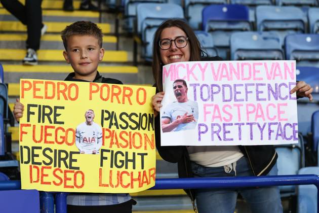 Premier League Leicester City v Tottenham Hotspur Tottenham fans hold signs for Pedro Porro of Tottenham Hotspur and Micky van de Ven of Tottenham Hotspur ahead of the Premier League match Leicester City vs Tottenham Hotspur at King Power Stadium, Leicester, United Kingdom, 19th August 2024 (Photo by Mark Cosgrove News Images) Leicester King Power Stadium Leicestershire United Kingdom Copyright: xMarkxCosgrove NewsxImagesx