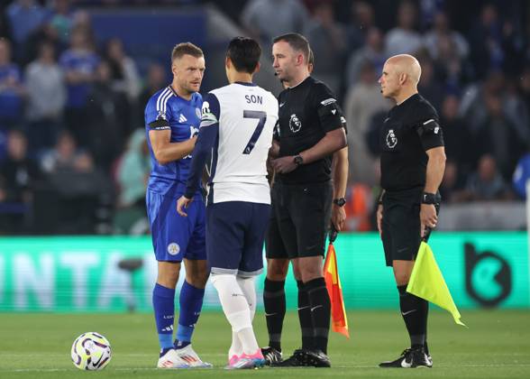 Premier League Leicester City v Tottenham Hotspur Jamie Vardy of Leicester City and Son Heung-min of Tottenham Hotspur shake hands after the coin toss ahead of the Premier League match Leicester City vs Tottenham Hotspur at King Power Stadium, Leicester, United Kingdom, 19th August 2024 (Photo by Mark Cosgrove News Images) Leicester King Power Stadium Leicestershire United Kingdom Copyright: xMarkxCosgrove NewsxImagesx