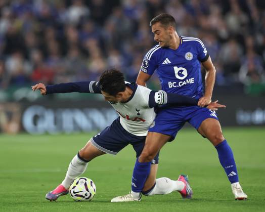 Premier League Leicester City v Tottenham Hotspur Harry Winks of Leicester City fouls Son Heung-min of Tottenham Hotspur during the Premier League match Leicester City vs Tottenham Hotspur at King Power Stadium, Leicester, United Kingdom, 19th August 2024 (Photo by Mark Cosgrove News Images) Leicester King Power Stadium Leicestershire United Kingdom Copyright: xMarkxCosgrove NewsxImagesx