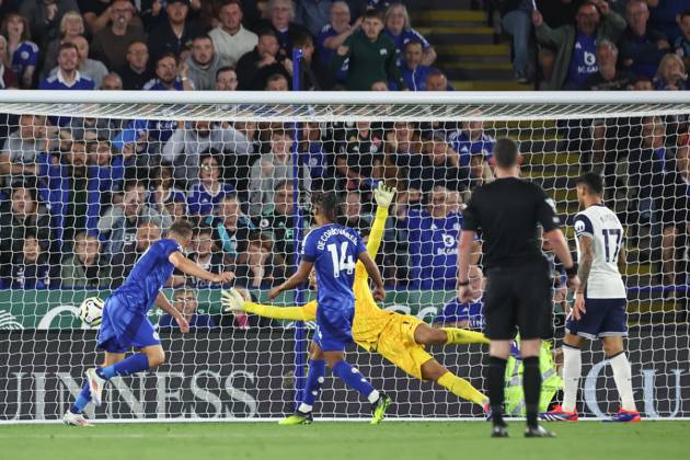 Premier League Leicester City v Tottenham Hotspur Jamie Vardy of Leicester City scores a goal to make it 1-1 during the Premier League match Leicester City vs Tottenham Hotspur at King Power Stadium, Leicester, United Kingdom, 19th August 2024 (Photo by Mark Cosgrove News Images) Leicester King Power Stadium Leicestershire United Kingdom Copyright: xMarkxCosgrove NewsxImagesx