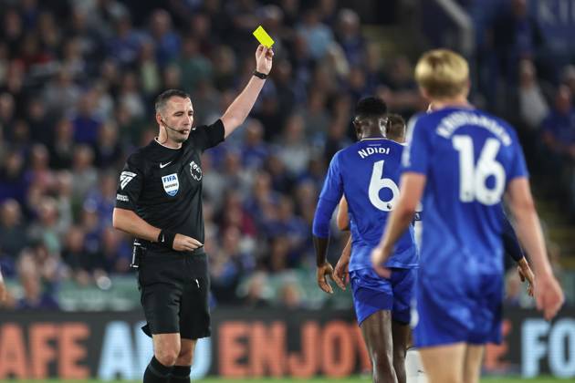 Premier League Leicester City v Tottenham Hotspur Referee Chris Kavanagh yellow cards Rodrigo Bentancur of Tottenham Hotspur during the Premier League match Leicester City vs Tottenham Hotspur at King Power Stadium, Leicester, United Kingdom, 19th August 2024 (Photo by Mark Cosgrove News Images) Leicester King Power Stadium Leicestershire United Kingdom Copyright: xMarkxCosgrove NewsxImagesx