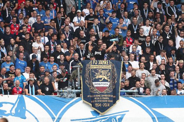 18 08 2024, xtgx, Fußball DFB Pokal 1 Runde, FC Hansa Rostock Hertha BSC Berlin emspor, v l Symbolbild, Symbolbild, Symbol Fans, Zuschauer, Publikum, Tribuene Rostock DFL DFB REGULATIONS PROHIBIT ANY USE OF PHOTOGRAPHS as IMAGE SEQUENCES and or QUASI VIDEO Rostock