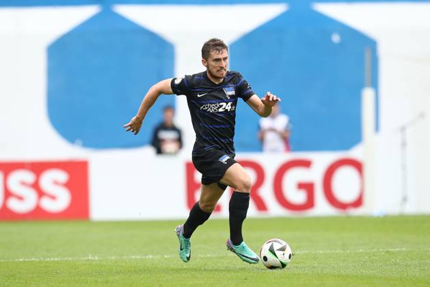 18 08 2024, xtgx, Fußball DFB Pokal 1 Runde, FC Hansa Rostock Hertha BSC Berlin emspor, v l Jonjoe Kenny Hertha, 16 Freisteller, Einzelbild, Ganzkoerper, single frame DFL DFB REGULATIONS PROHIBIT ANY USE OF PHOTOGRAPHS as IMAGE SEQUENCES and or QUASI VIDEO Rostock
