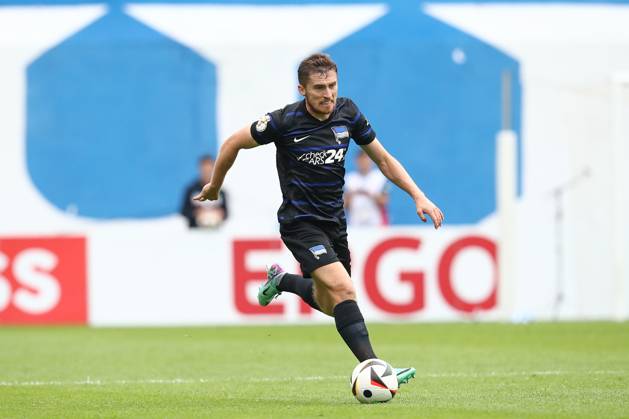 18 08 2024, xtgx, Fußball DFB Pokal 1 Runde, FC Hansa Rostock Hertha BSC Berlin emspor, v l Jonjoe Kenny Hertha, 16 Freisteller, Einzelbild, Ganzkoerper, single frame DFL DFB REGULATIONS PROHIBIT ANY USE OF PHOTOGRAPHS as IMAGE SEQUENCES and or QUASI VIDEO Rostock