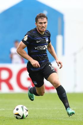 18 08 2024, xtgx, Fußball DFB Pokal 1 Runde, FC Hansa Rostock Hertha BSC Berlin emspor, v l Jonjoe Kenny Hertha, 16 Freisteller, Einzelbild, Ganzkoerper, single frame DFL DFB REGULATIONS PROHIBIT ANY USE OF PHOTOGRAPHS as IMAGE SEQUENCES and or QUASI VIDEO Rostock