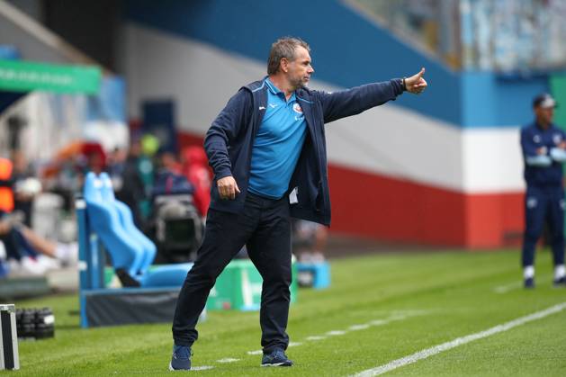 18 08 2024, xtgx, Fußball DFB Pokal 1 Runde, FC Hansa Rostock Hertha BSC Berlin emspor, v l Bernd Hollerbach Rostock, Trainer gibt Anweisungen, gestikuliert mit den Armen, gesticulate, gives instructions DFL DFB REGULATIONS PROHIBIT ANY USE OF PHOTOGRAPHS as IMAGE SEQUENCES and or QUASI VIDEO Rostock