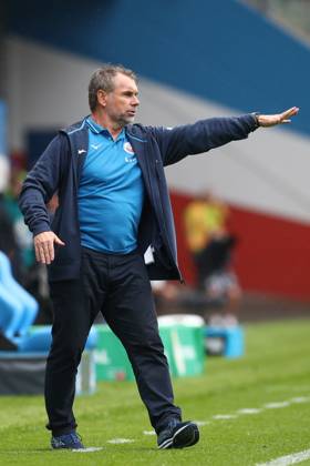 18 08 2024, xtgx, Fußball DFB Pokal 1 Runde, FC Hansa Rostock Hertha BSC Berlin emspor, v l Bernd Hollerbach Rostock, Trainer gibt Anweisungen, gestikuliert mit den Armen, gesticulate, gives instructions DFL DFB REGULATIONS PROHIBIT ANY USE OF PHOTOGRAPHS as IMAGE SEQUENCES and or QUASI VIDEO Rostock