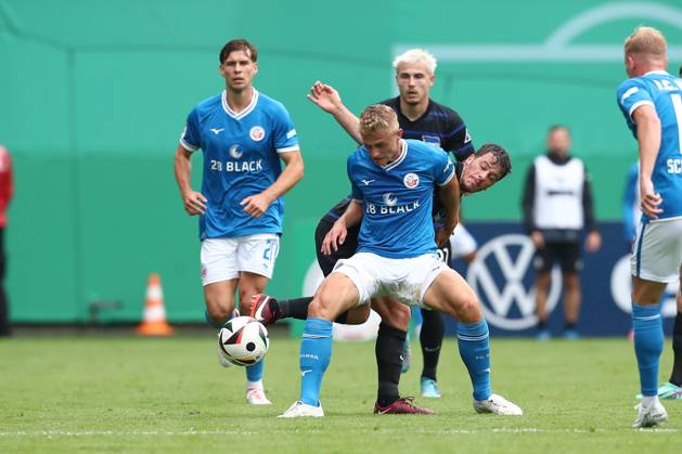 18 08 2024, xtgx, Fußball DFB Pokal 1 Runde, FC Hansa Rostock Hertha BSC Berlin emspor, v l Cedric Harenbrock Rostock, 8 , Diego Demme Hertha, 6 Zweikampf, Duell, Kampf, tackle DFL DFB REGULATIONS PROHIBIT ANY USE OF PHOTOGRAPHS as IMAGE SEQUENCES and or QUASI VIDEO Rostock