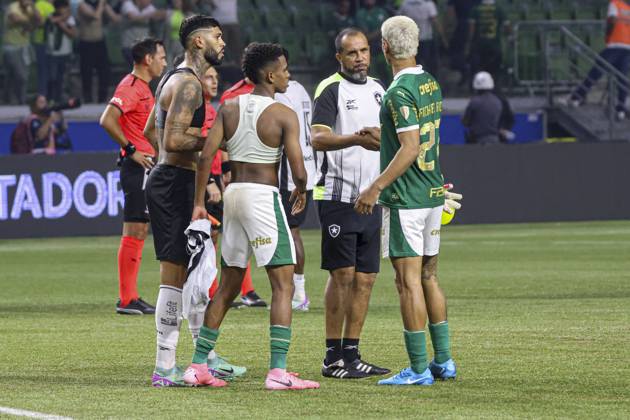 Match between Palmeiras and Botafogo for the Conmebol Libertadores 2024 Sao Paulo (SP), 08 21 2024 - LIBERTADORES PALMEIRAS X BOTAFOGO - Botafogo celebrates qualifying in a match between Palmeiras and Botafogo, valid for the second leg of the round of 16 of the Copa Conmebol Libertadores, on the evening of this Wednesday, August 21, 2024, at Allianz Parque, in Sao Paulo-SP. (Foto: Leco Viana Thenews2 imago images) SPO Copyright: xLecoxVianax