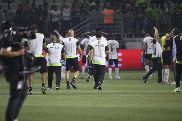 Match between Palmeiras and Botafogo for the Conmebol Libertadores 2024 Sao Paulo (SP), 08 21 2024 - LIBERTADORES PALMEIRAS X BOTAFOGO - Botafogo celebrates qualifying in a match between Palmeiras and Botafogo, valid for the second leg of the round of 16 of the Copa Conmebol Libertadores, on the evening of this Wednesday, August 21, 2024, at Allianz Parque, in Sao Paulo-SP. (Foto: Leco Viana Thenews2 imago images) SPO Copyright: xLecoxVianax