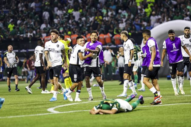 Match between Palmeiras and Botafogo for the Conmebol Libertadores 2024 Sao Paulo (SP), 08 21 2024 - LIBERTADORES PALMEIRAS X BOTAFOGO - Palmeiras players lament the defeat, during the match between Palmeiras and Botafogo, valid for the second leg of the round of 16 of the Copa Conmebol Libertadores, on the night of this Wednesday, August 21, 2024, at Allianz Parque, in Sao Paulo-SP. (Foto: Pedro Paulo Diaz Thenews2 imago images) SPO Copyright: xPedroxPauloxDiazx