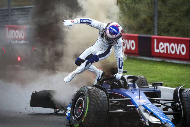 Bilder des Jahres 2024, Sport 08 August Sport Themen der Woche KW34 Sport Bilder des Tages 02 SARGEANT Logan (usa), Williams Racing FW46, action, crash, accident, and fire, feu during the Formula 1 Heineken Dutch Grand Prix 2024, 15th round of the 2024 Formula One World Championship, WM, Weltmeisterschaft from August 23 to 25, 2024 on the Circuit Zandvoort, in Zandvoort, Netherlands - F1 - DUTCH GRAND PRIX 2024 DPPI Panoramic 240824_R15_OLANDA_DP_FG008998_
