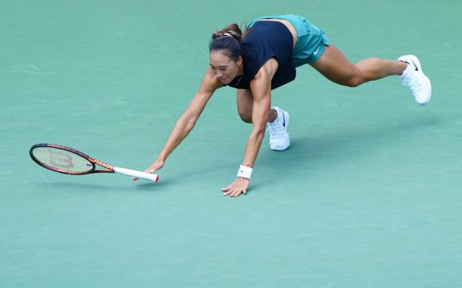 Qinwen Zheng slips over during practice US Open Championships 2024, Previews, Flushing Meadows, New York, USA - 24 Aug 2024  Copyright: xJavierxGarcia Shutterstockx 14657964u