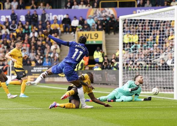Bilder des Jahres 2024, Sport 08 August Sport Themen der Woche KW34 Sport Bilder des Tages Wolverhampton, England, 25th August 2024.Noni Madueke of Chelsea scores their fifth and his hat trick goal during the Premier League match at Molineux, Wolverhampton. Picture credit should read: Andrew Yates Sportimage EDITORIAL USE ONLY. No use with unauthorised audio, video, data, fixture lists, club league logos or live services. Online in-match use limited to 120 images, no video emulation. No use in betting, games or single club league player publications. SPI-3276-0074