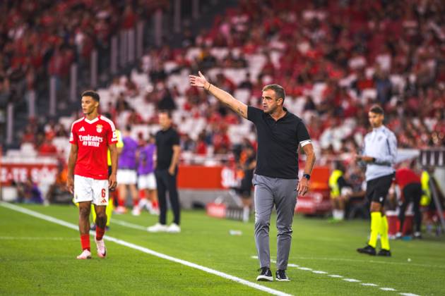 SL Benfica Vs CF Estrela da Amadora in Lisbon, Portugal - 24 Aug 2024 Filipe Martins, coach of CF Estrela Amadora gestures during the Liga Portugal Betclic match between SL Benfica and CF Estrela da Amadora at Estadio da Luz. Final score: SL Benfica 1 - 0 CF Estrela da Amadora Lisbon Portugal Copyright: xHenriquexCasinhasx xSOPAxImagesx HCASINHAS_24082024_SLBENFICA_VS_FCESTRELAAMADORA_014
