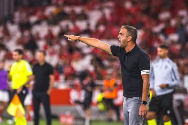 SL Benfica Vs CF Estrela da Amadora in Lisbon, Portugal - 24 Aug 2024 Filipe Martins, coach of CF Estrela Amadora gestures during the Liga Portugal Betclic match between SL Benfica and CF Estrela da Amadora at Estadio da Luz. Final score: SL Benfica 1 - 0 CF Estrela da Amadora Lisbon Portugal Copyright: xHenriquexCasinhasx xSOPAxImagesx HCASINHAS_24082024_SLBENFICA_VS_FCESTRELAAMADORA_015