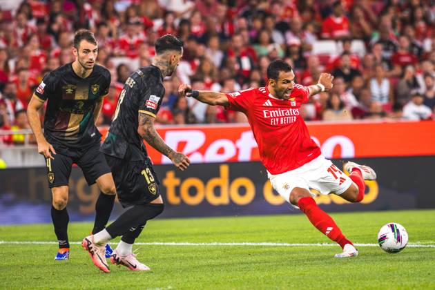 SL Benfica Vs CF Estrela da Amadora in Lisbon, Portugal - 24 Aug 2024 Evangelos Pavlidis of SL Benfica (R) with Miguel Lopes (C) and Francisco Reis Ferreira also known as Ferro (L) of CF Estrela da Amadora in action during the Liga Portugal Betclic match between SL Benfica and CF Estrela da Amadora at Estadio da Luz. Final score: SL Benfica 1 - 0 CF Estrela da Amadora Lisbon Portugal Copyright: xHenriquexCasinhasx xSOPAxImagesx HCASINHAS_24082024_SLBENFICA_VS_FCESTRELAAMADORA_017