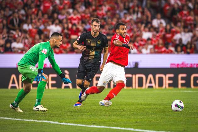 SL Benfica Vs CF Estrela da Amadora in Lisbon, Portugal - 24 Aug 2024 Evangelos Pavlidis of SL Benfica (R) with Bruno Brigido of CF Estrela da Amadora (L) in action during the Liga Portugal Betclic match between SL Benfica and CF Estrela da Amadora at Estadio da Luz. Final score: SL Benfica 1 - 0 CF Estrela da Amadora Lisbon Portugal Copyright: xHenriquexCasinhasx xSOPAxImagesx HCASINHAS_24082024_SLBENFICA_VS_FCESTRELAAMADORA_032