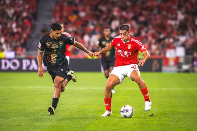 SL Benfica Vs CF Estrela da Amadora in Lisbon, Portugal - 24 Aug 2024 Tiago Gouveia of SL Benfica (R) with Danilo Veiga of CF Estrela da Amadora (L) in action during the Liga Portugal Betclic match between SL Benfica and CF Estrela da Amadora at Estadio da Luz. Final score: SL Benfica 1 - 0 CF Estrela da Amadora Lisbon Portugal Copyright: xHenriquexCasinhasx xSOPAxImagesx HCASINHAS_24082024_SLBENFICA_VS_FCESTRELAAMADORA_035
