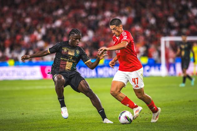 SL Benfica Vs CF Estrela da Amadora in Lisbon, Portugal - 24 Aug 2024 Tiago Gouveia of SL Benfica (R) and Manuel Keliano of CF Estrela da Amadora (L) in action during the Liga Portugal Betclic match between SL Benfica and CF Estrela da Amadora at Estadio da Luz. Final score: SL Benfica 1 - 0 CF Estrela da Amadora Lisbon Portugal Copyright: xHenriquexCasinhasx xSOPAxImagesx HCASINHAS_24082024_SLBENFICA_VS_FCESTRELAAMADORA_041