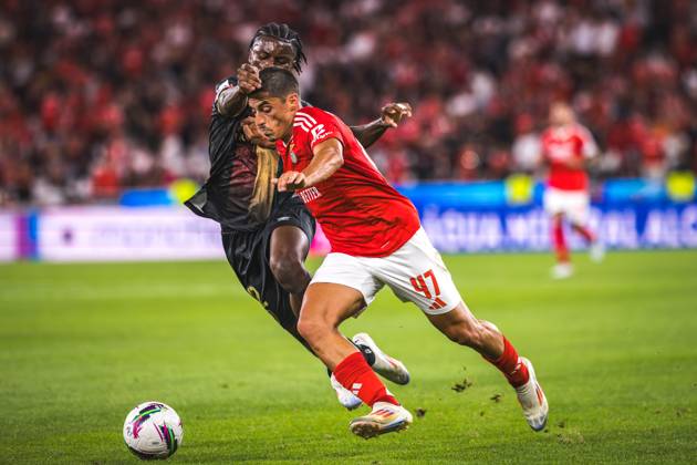 SL Benfica Vs CF Estrela da Amadora in Lisbon, Portugal - 24 Aug 2024 Tiago Gouveia of SL Benfica (R) and Manuel Keliano of CF Estrela da Amadora (L) in action during the Liga Portugal Betclic match between SL Benfica and CF Estrela da Amadora at Estadio da Luz. Final score: SL Benfica 1 - 0 CF Estrela da Amadora Lisbon Portugal Copyright: xHenriquexCasinhasx xSOPAxImagesx HCASINHAS_24082024_SLBENFICA_VS_FCESTRELAAMADORA_043