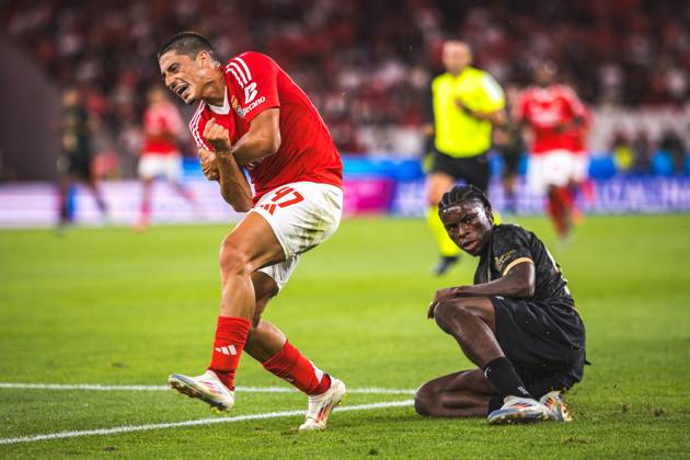 SL Benfica Vs CF Estrela da Amadora in Lisbon, Portugal - 24 Aug 2024 Tiago Gouveia of SL Benfica (R) with Manuel Keliano of CF Estrela da Amadora (L) in action during the Liga Portugal Betclic match between SL Benfica and CF Estrela da Amadora at Estadio da Luz. Final score: SL Benfica 1 - 0 CF Estrela da Amadora Lisbon Portugal Copyright: xHenriquexCasinhasx xSOPAxImagesx HCASINHAS_24082024_SLBENFICA_VS_FCESTRELAAMADORA_044