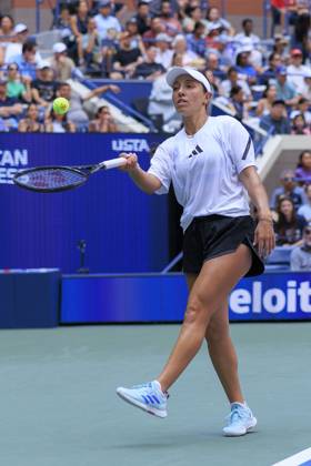 August 25, 2024, Flushing Meadows, New York, USA: Jessica Pegula practices during Fan Week at the USTA Billie Jean King National Tennis Center on Sunday August 25, 2024 in the Flushing neighborhood of the Queens borough of New York City. JAVIER ROJAS PI Flushing Meadows USA - ZUMAp124 20240825_zaa_p124_015 Copyright: xJavierxRojasx