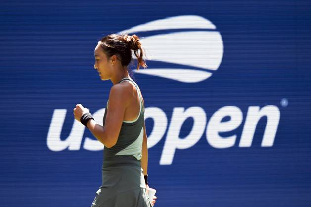 (240827) -- NEW YORK, Aug. 27, 2024 -- Zheng Qinwen of China celebrates scoring during the women s singles first round match against Amanda Anisimova of the United States at the 2024 US Open tennis championships in New York, the United States, on Aug. 26, 2024. ) (SP)U.S.-NEW YORK-TENNIS-US OPEN-WOMEN S SINGLES LixRui 
