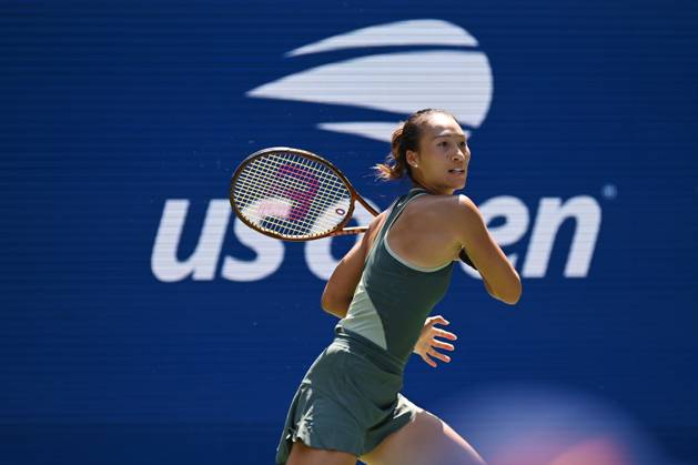 (240827) -- NEW YORK, Aug. 27, 2024 -- Zheng Qinwen of China hits a return during the women s singles first round match against Amanda Anisimova of the United States at the 2024 US Open tennis championships in New York, the United States, on Aug. 26, 2024. ) (SP)U.S.-NEW YORK-TENNIS-US OPEN-WOMEN S SINGLES LixRui 